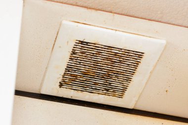 Duvardaki kirli klima.