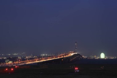 Karanlık çöktükten sonra şehir mimarisine anlayışlı bir bakış..