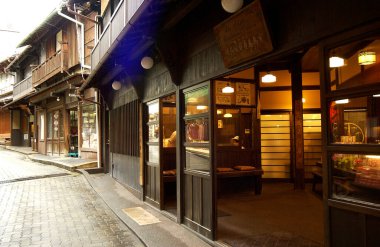 Dar kaldırım taşı caddesi boyunca geleneksel ahşap bina