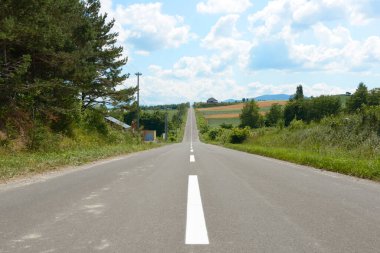 Kırsalda asfalt yol