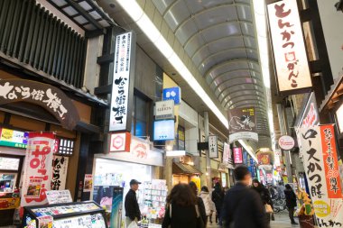 Tokyo, Japonya - 7 Kasım, 20665: Shibuya, Tokyo, Japonya 'da insanlar yürüyor.