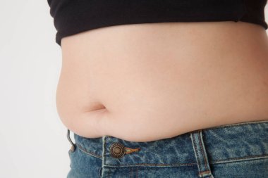 şişman kadın göbeği, beyaz arka planda izole edilmiş.