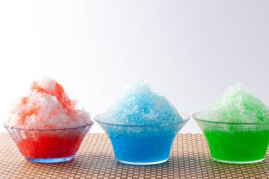 Arka planda soğuk buzlu dondurma, yakın çekim.