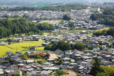 Gündüz vakti şehirdeki yerleşim yerlerinin hava görüntüsü 