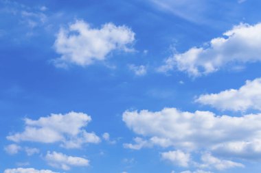 Beyaz bulutlu mavi gökyüzü       