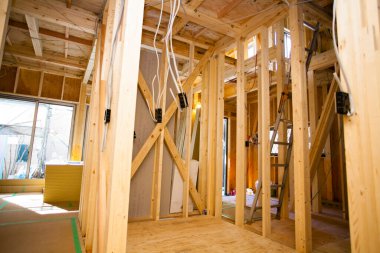 Ev çerçevesi içinde inşaat iç altında yeni bir ev.