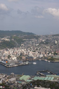 Dağlarda küçük bir şehir. Gündüz fotoğrafı. Japonya  