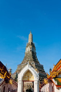 Budist tapınağı Wat Arun, Şafak Tapınağı. Chao Phraya Nehri kıyısında yer almaktadır. 