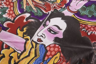 Japon Ukiyoe tarzında renkli, dramatik desenleri ve tasarımları olan bir kadının yüzünü yakından çek..