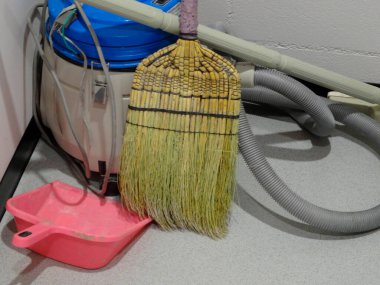 temizlik fırçası ve süpürge