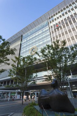 Toyos 'un altında evler sıkıca toplanmış ufuk çizgisi büyüyor