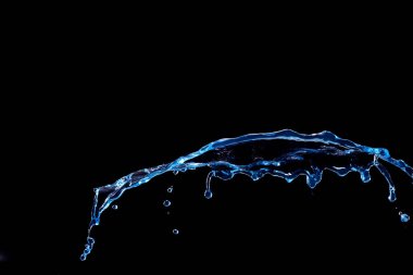 Siyah arka planda bir su damlası.       