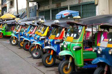 Mobiletler ve motosikletler Japon şehrinde park halinde.