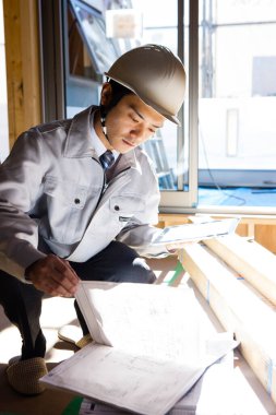 İnşaat alanında çalışan yakışıklı genç Asyalı mimar.