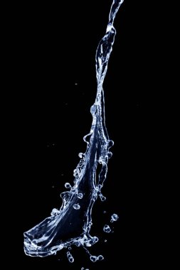 Siyah arkaplanda su sıçraması izole edildi       