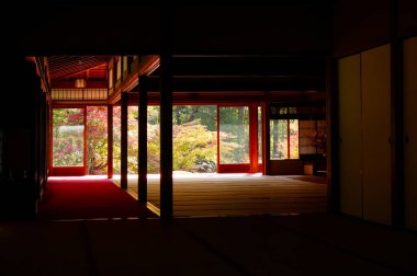 Geleneksel bir Japon bahçesi manzarası, bir Japon evinin içinden sürgülü kapılar (Shoji veya fusuma) kullanılır.).