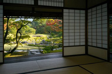 Geleneksel bir Japon bahçesi manzarası, bir Japon evinin içinden sürgülü kapılar (Shoji veya fusuma) kullanılır.).