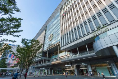 Yayalar Tokyo, Japonya 'da canlı caddeleri geçiyorlar.