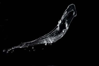 Siyah arka planda güzel bir su sıçramasına yakın.    