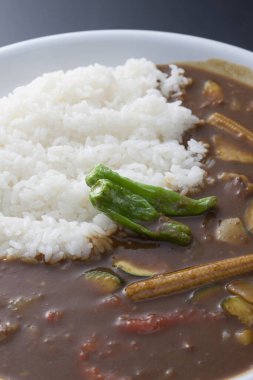 Lezzetli Asya yemeklerinin yakın görüntüsü. Haşlanmış pirinç, haşlanmış sebze ve sos.