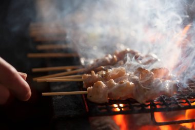 Şişte ızgara domuz eti.