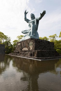 Nagasaki Barış Parkı 'ndaki Barış Heykeli 2. Dünya Savaşı sırasında 9 Ağustos 1945' te şehrin bombalanması anısına dikildi.