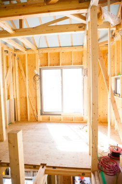 Ev çerçevesi içinde inşaat iç altında yeni bir ev.