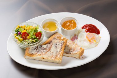 Yerel bir kafede tost, salata ve çeşitli soslardan oluşan lezzetli kahvaltı tabağı.