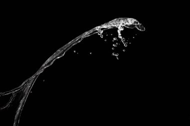 Siyah arka planda güzel bir su sıçramasına yakın.    