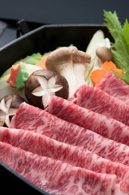 Sukiyaki, Japon usulü biftek, sebze ve soya peyniri.