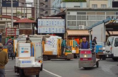 Tokyo, Japonya - 13 Nisan, 2017: Tokyo, Japonya 'da alışveriş yapan kalabalık