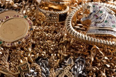 Lüks altın mücevherler, bilezikler ve zincirlerin arka planı