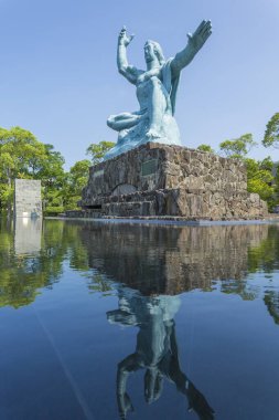 Nagasaki Barış Parkı 'ndaki Seibo Kitamura Barış Heykeli, nükleer savaşın sonuçlarını hatırlatan ve nükleer silahsızlanma çağrısında bulunan bir Japon adamı betimliyor..