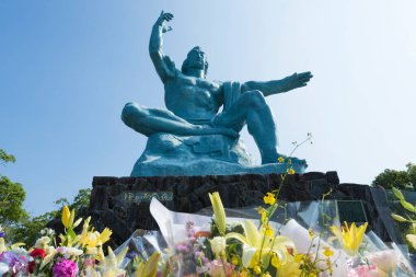 Nagasaki Barış Parkı 'ndaki Seibo Kitamura Barış Heykeli, nükleer savaşın sonuçlarını hatırlatan ve nükleer silahsızlanma çağrısında bulunan bir Japon adamı betimliyor..