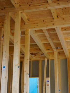 Yeni ev ahşap kirişlerle inşa ediliyor.     