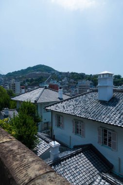 Konut binaları sakin bir şehir caddesi hizasında.