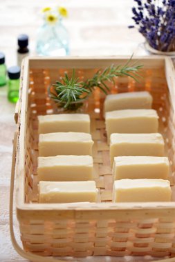 Doğal el yapımı sabun, bitki ve çiçeklerin yakın plan görüntüsü..            