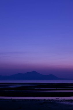 Denizin üzerindeki güzel gün batımı manzarası       