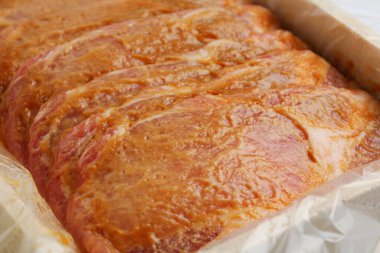 Pişirmeye hazır baharatlı taze domuz eti. 