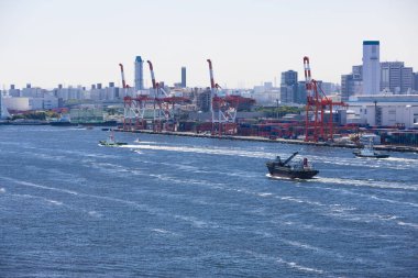 Yük limanı olan şehrin silueti.