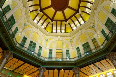 Sarı duvarlar ve pencereler içeren dekoratif tavan tasarımı