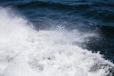 Deniz dalgaları Karadeniz 'in arka planında