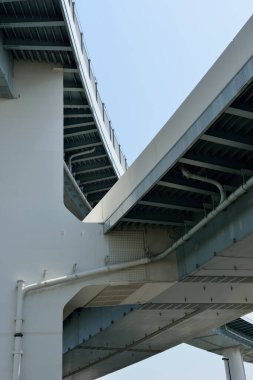 Mavi gökyüzü arkaplanındaki modern köprü