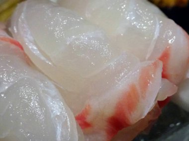 Taze çiğ balık filetosu yakın plan.