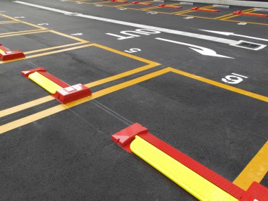 Açık hava otoparkının gündüz çekimi.