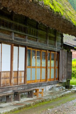 Geleneksel ahşap ev sazdan çatı sürgüsü kırsal kapılar.