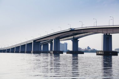 Arka planda binalar olan modern nehir köprüsü