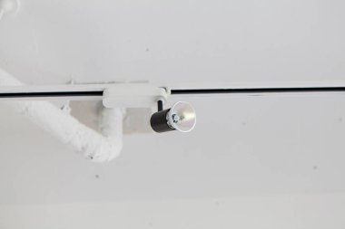 Beyaz tavanda ampul. İç arkaplan