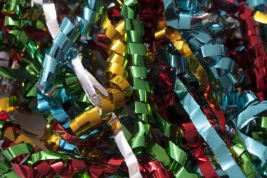 Karnaval kıvırma kağıdı ve konfeti süslemeleri.