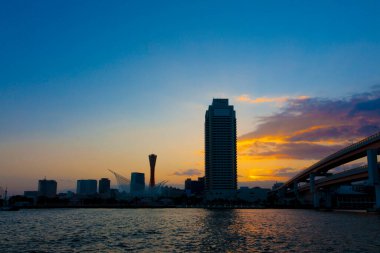 Osaka, Japonya 'nın marina koyunda gün batımı. 